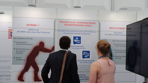 Besucher/in auf dem Stand des LfV Hessen beim Hessentag in Bad Hersfeld