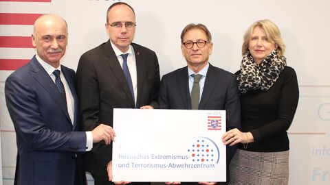Der Präsident des LfV Hessen Robert Schäfer, Hessens Innenminister Peter Beuth, Generalstaatsanwalt Prof. Dr. Helmut Fünfsinn und die Präsidentin des Hessischen Landeskriminalamts Sabine Thurau bei der Vorstellung des HETAZ