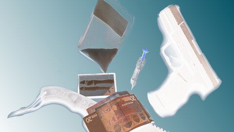 Symboldbild für organisierte Kriminalität - Auf dem Bild ist eine Pistole, Messer, Spritze, Drogen und Geldscheine zu sehen