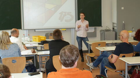 Präventions-Workshop an der Karl-Rehbein-Schule Hanau. Eine Person steht in einem Klassenzimmer vor einer Gruppe Kidnern