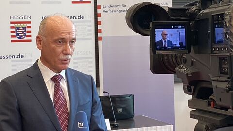 Der LfV-Präsident Schäfer gibt bei einer Pressekonferenz ein Interview. Auf dem Bild sieht man den Präsidenten des LfV Hessen, eine Videokamera und ein Mikrofon.