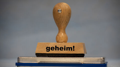 Auf dem Bild sieht man einen Stempel mit der Aufschrift "Geheim"