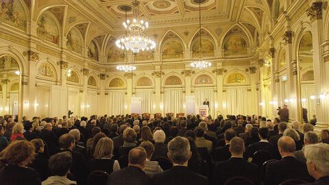Innenminister Peter Beuth spricht beim Herbstgespräch vor großem Publikum.