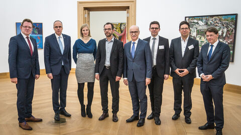 Am Rande des Herbstgesprächs ließen sich die Podiumsteilnehmer zusammen mit LfV-Präsident Schäfer und Vertretern der Öffentlichkeitsarbeit in einem Ausstellungsraum des Museums Wiesbaden fotografieren.