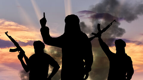 Symboldbild für Islamismus. Zu sehen sind die Silhouetten von drei Personen. Eine Person im Vordergrund hält den Zeigefinger der rechten Hand gehoben (sogenannter Tauhid-Finger), zwei Personen im Hintergrund sind mit Gewehren bewaffnet und präsentieren diese.  
