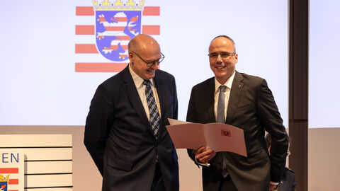 LfV-Präsident Bernd Neumann und Hessens Innenminister Peter Beuth. LfV-Präsident Bernd Neumann und Hessens Innenminister Peter Beuth vor einem Hessen-Wappen.
