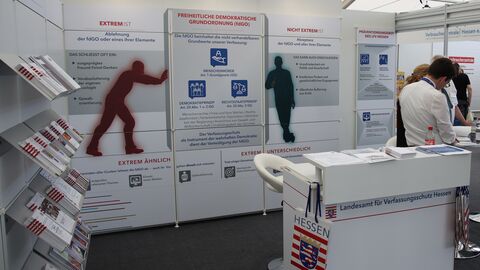 Informationsstand des LfV Hessen auf dem Hessentag in Pfungstadt. Informationsstand des LfV Hessen auf dem Hessentag in Pfungstadt. Zu sehen ist eine Informationstafel auf der die freiheitliche demokratische Grundordnung erläutert wird, sowie Tafeln die Elemente erläutern, die zu (allen Formen von) Extermismus gehören bzw. Elemente, die nicht extremistisch sind.