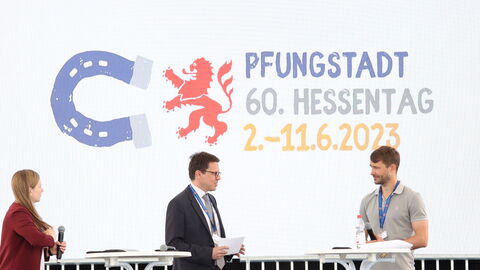 Bühnenveranstaltung des LfV Hessen auf dem Hessentag in Pfungstadt zum Thema "Neue Rechte". Bühnenveranstaltung des LfV Hessen auf dem Hessentag in Pfungstadt zum Thema "Neue Rechte". Zu sehen sind von links nach rechts: Sinja Wernz vom Polizeipräsidium Südhessen, Christian Scheh von der Pressestelle des LfV Hessen und Sven Daniel vom Kompetenzzentrum Rechtsextremismus des LfV Hessen.