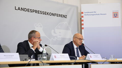 Hessens Innenminister Peter Beuth und LfV-Präsident Bernd Neumann bei der Vorstellung des Jahresberichts 2022 des LfV Hessen