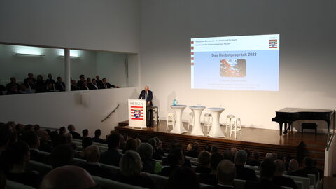LfV-Präsident Bernd Neumann spricht auf dem 24. Herbstgespräch des LfV Hessen im Museum Wiesbaden LfV-Präsident Bernd Neumann spricht auf der Bühne des 24. Herbstgesprächs des LfV Hessen im Museum Wiesbaden.