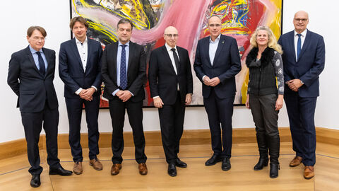 Die Teilnehmer des Herbstgesprächs (von links nach rechts): Thomas Kreutzmann, Julian Junk, Lars Otte, Sinan Selen, Hessens Innenminister Peter Beuth, Ine Dippmann und LfV-Präsident Bernd Neumann. Die Teilnehmer des Herbstgesprächs (von links nach rechts): Thomas Kreutzmann, Julian Junk, Lars Otte, Sinan Selen, Hessens Innenminister Peter Beuth, Ine Dippmann und LfV-Präsident Bernd Neumann.