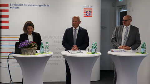 PAAF-Leiterin Anika Schleinzer, der hessische Innenminister Prof. Dr. Roman Poseck und LfV-Präsident Bernd Neumann bei dem Besuch von Innenminister Poseck beim LfV Hessen