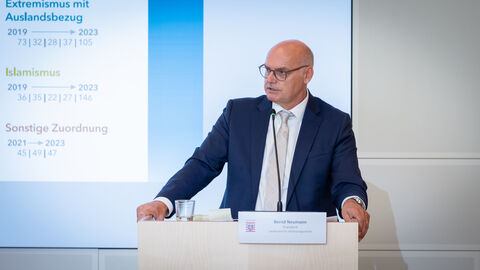 LfV-Präsident Bernd Neumann bei der Vorstellung des Jahresberichts 2023 des LfV Hessen 