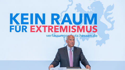 Hessens Innenminister Roman Poseck bei der Vorstellung des Jahresberichts 2023 des LfV Hessen