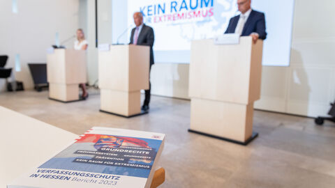 LfV-Präsident Bernd Neumann und der hessische Innenminister Roman Poseck bei der Vorstellung des Jahresberichts 2023 des LfV Hessen im Hessischen Landtag