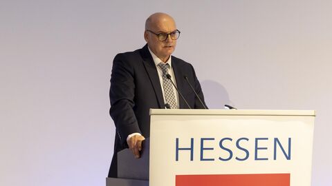 LfV-Präsident Bernd Neumann bei seiner Begrüßungsrede beim Herbstgespräch 2024 des LfV Hessen