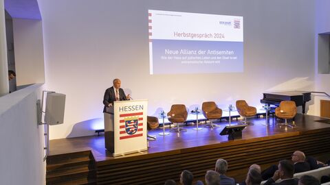 Hessens Innenminister Prof. Dr. Roman Poseck bei seinem Impulsvortrag auf dem Herbstgespräch 2024 des LfV Hessen