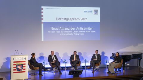 Die Podiumsrunde beim Herbstgespräch 2024 des LfV Hessen. Von links nach rechts: Anika Schleinzer, Uwe Becker, Thomas Kreutzmann, Daniel Neumann, Ronya Othmann.