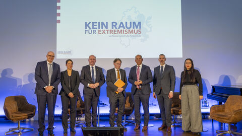 Gruppenbild der Teilnehmerinnen und Teilnehmer des Herbstgesprächs 2024 des LfV Hessen. Von links nach rechts: LfV-Präsident Bernd Neumann, Anika Schleinzer, Uwe Becker, Thomas Kreutzmann, Innenminister Prof. Dr. Poseck, Daniel Neumann, Ronya Othmann
