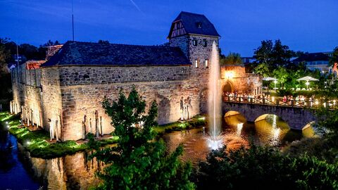 Beleuchtete Außenansicht der Burg Vilbel