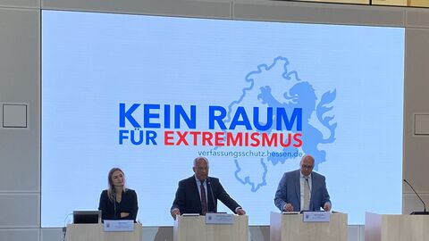 LfV-Präsident Bernd Neumann, Innenminister Roman Poseck und die Pressesprecherin des Innenministeriums bei der Vorstellung des Jahresberichts 2024 des LfV Hessen im Hessischen Landtag LfV-Präsident Bernd Neumann, Innenminister Roman Poseck und die Pressesprecherin des Innenministeriums bei der Vorstellung des Jahresberichts 2024 des LfV Hessen im Hessischen Landtag