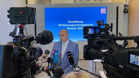 LfV-Präsident Bernd Neumann bei der Vorstellung des Jahresberichts 2024 des Landesamts für Verfassungsschutz Hessen LfV-Präsident Bernd Neumann bei der Vorstellung des Jahresberichts 2024 des Landesamts für Verfassungsschutz Hessen vor mehreren Kameras