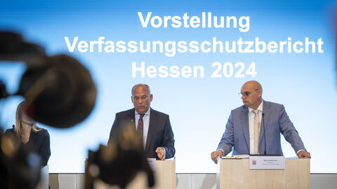 Innenminister Roman Poseck und LfV-Präsident Bernd Neumann bei der Vorstellung des Jahresberichts 2024 des LfV Hessen Innenminister Roman Poseck und LfV-Präsident Bernd Neumann bei der Vorstellung des Jahresberichts 2024 des LfV Hessen