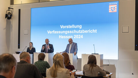 Innenminister Roman Poseck und LfV-Präsident Bernd Neumann bei der Vorstellung des Jahresberichts 2024 des LfV Hessen LfV-Präsident Bernd Neumann, Innenminister Roman Poseck und die Pressesprecherin des Innenministeriums bei der Vorstellung des Jahresberichts 2024 des LfV Hessen