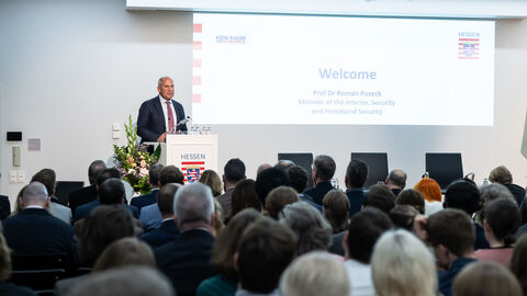 Hessens Innenminister Prof. Dr. Roman Poseck bei seinem Einführungsvortrag.