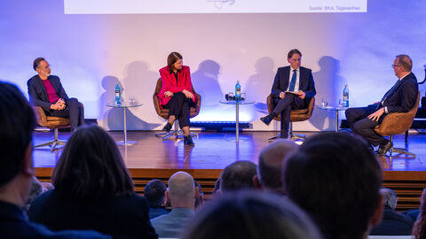 Die Podiumsrunde beim Herbstgespräch 2025 des LfV Hessen. Von links nach rechts: Michael Götschenberg, Martina Rosenberg, Thomas Kreutzmann und Prof. Dr. Markus Ogorek.