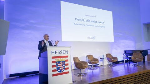 Der hessische Innenminister Prof. Dr. Roman Poseck bei seinem Impulsreferat.