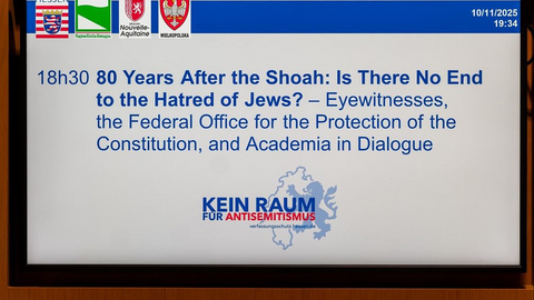 Powerpoint-Folie mit dem Titel der Veranstaltung "80 Years After the Shoah: Is There No End to the Hatred of Jews? - Eyewitnesses, the Federal Office for the Protection of the Constitution, and Academia in Dialogue