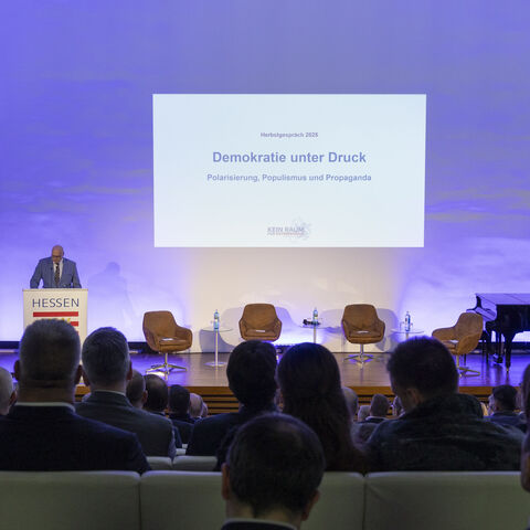 Blick vom Publikum auf die Begrüßungsrede von LfV-Präsident Bernd Neumann.